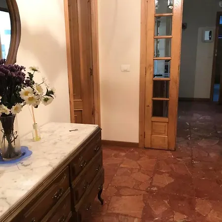With 4 Bedrooms In With Balcony Апартаменти